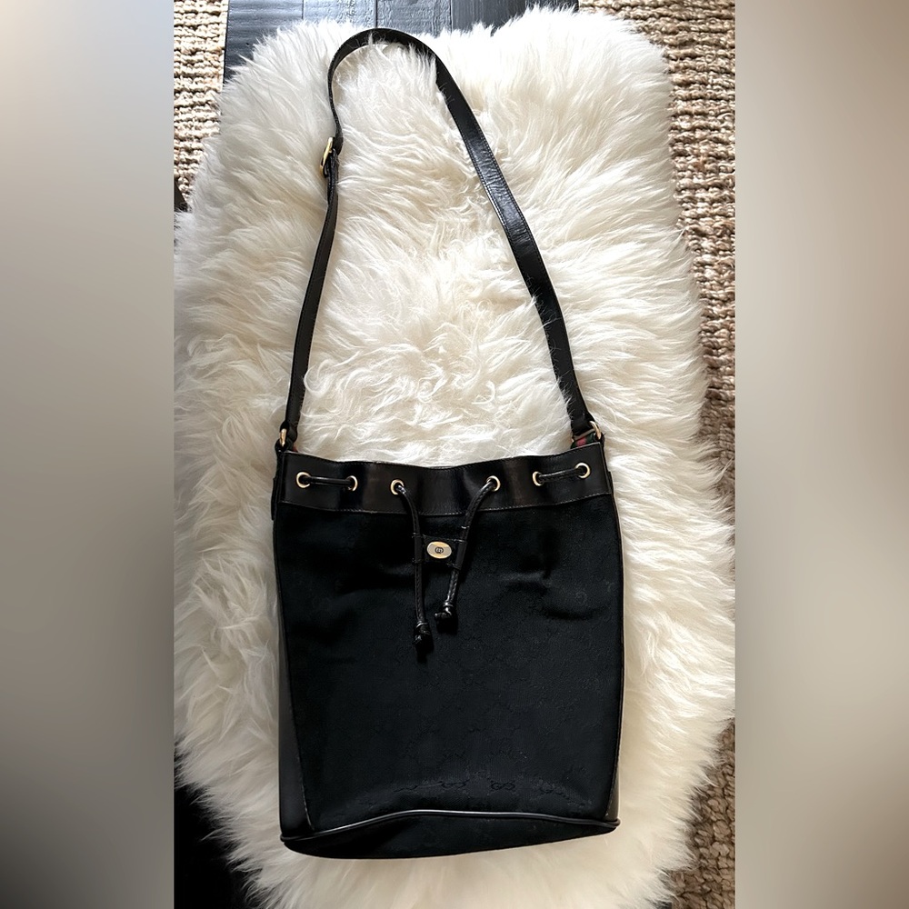 Gucci GG Drawstring Shoulder Bag- Vintage